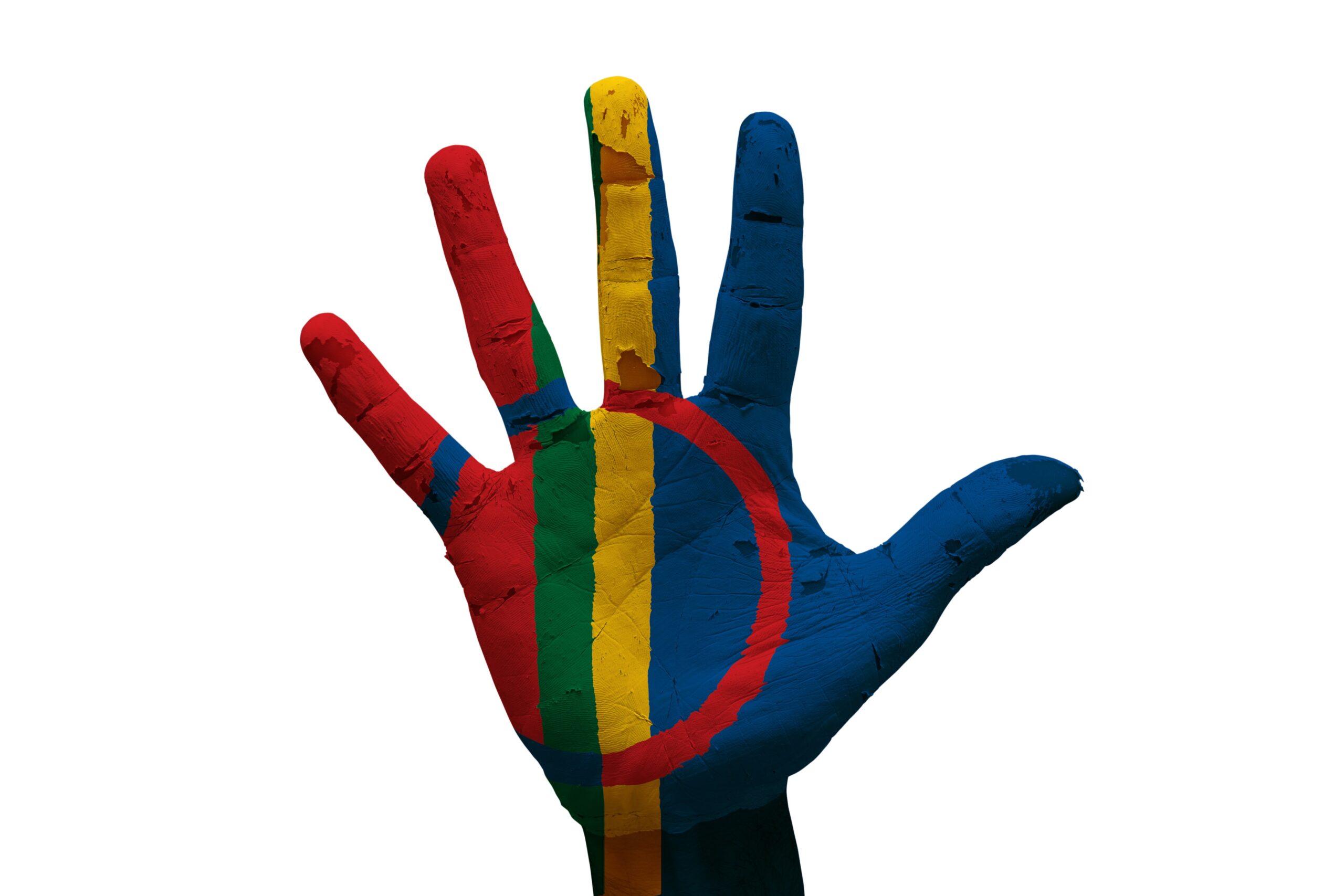 En uppsträckt hand målad med den samiska flaggan (rött, grönt, gult, blått)
