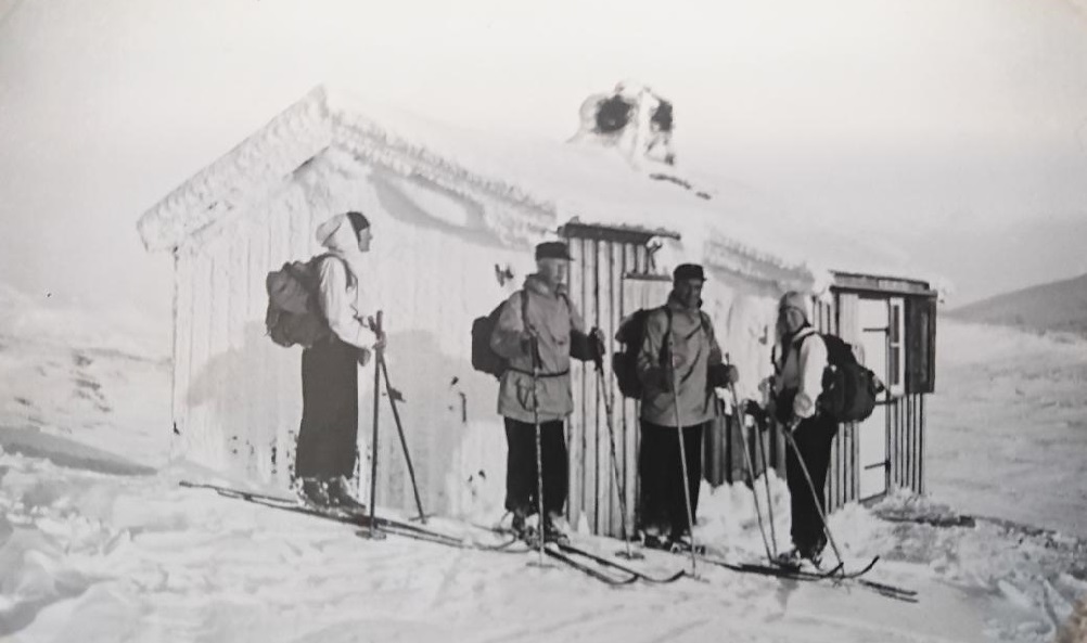 Svartvit bild av turister utanför fjällstuga, cirka 1940-tal