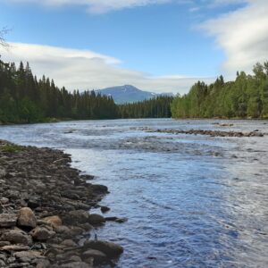 Huvudfåran i Åreälven med Åreskutan i horisonten en solig sommardag