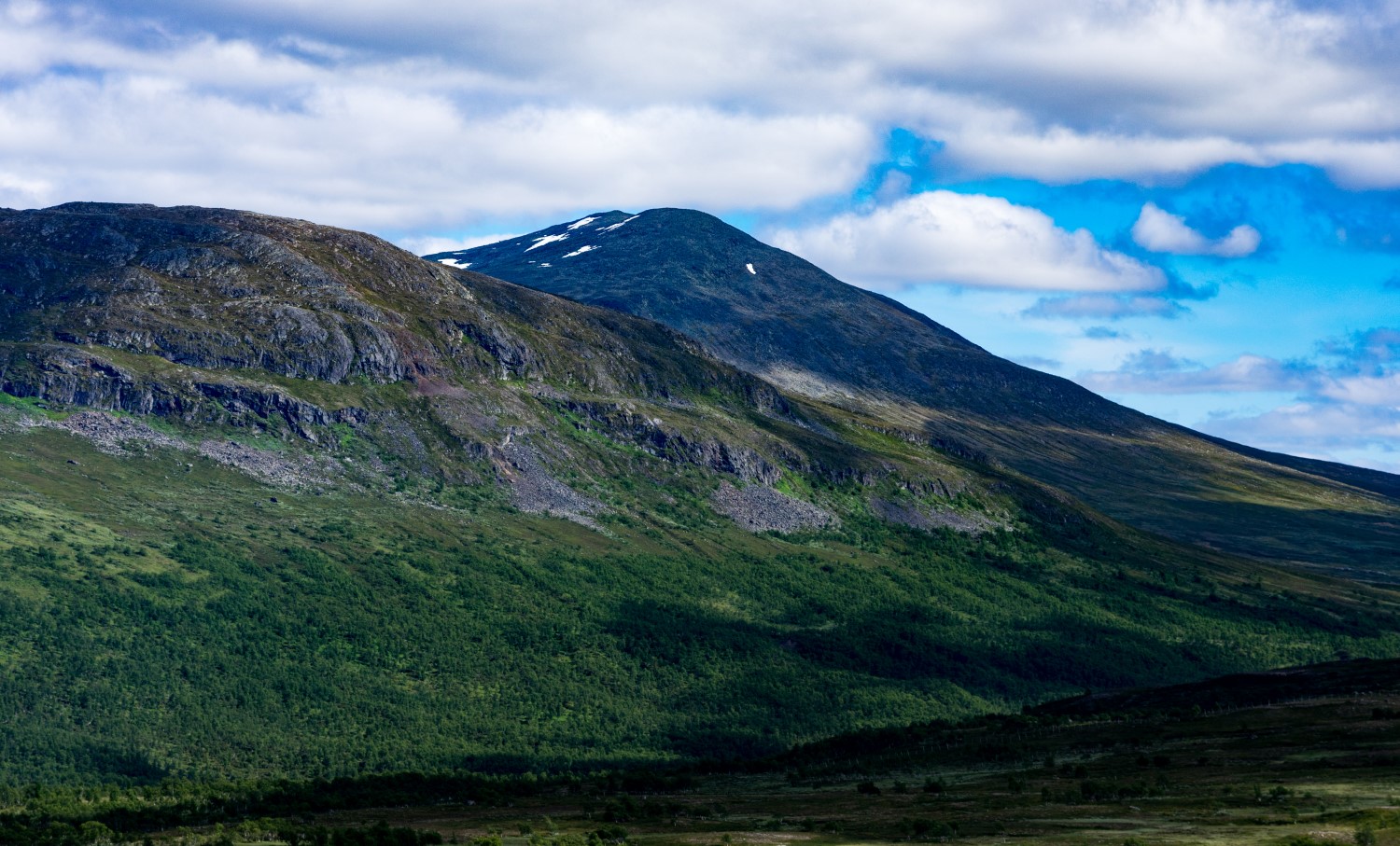 Molnskuggor på bergssida vid Storulvån