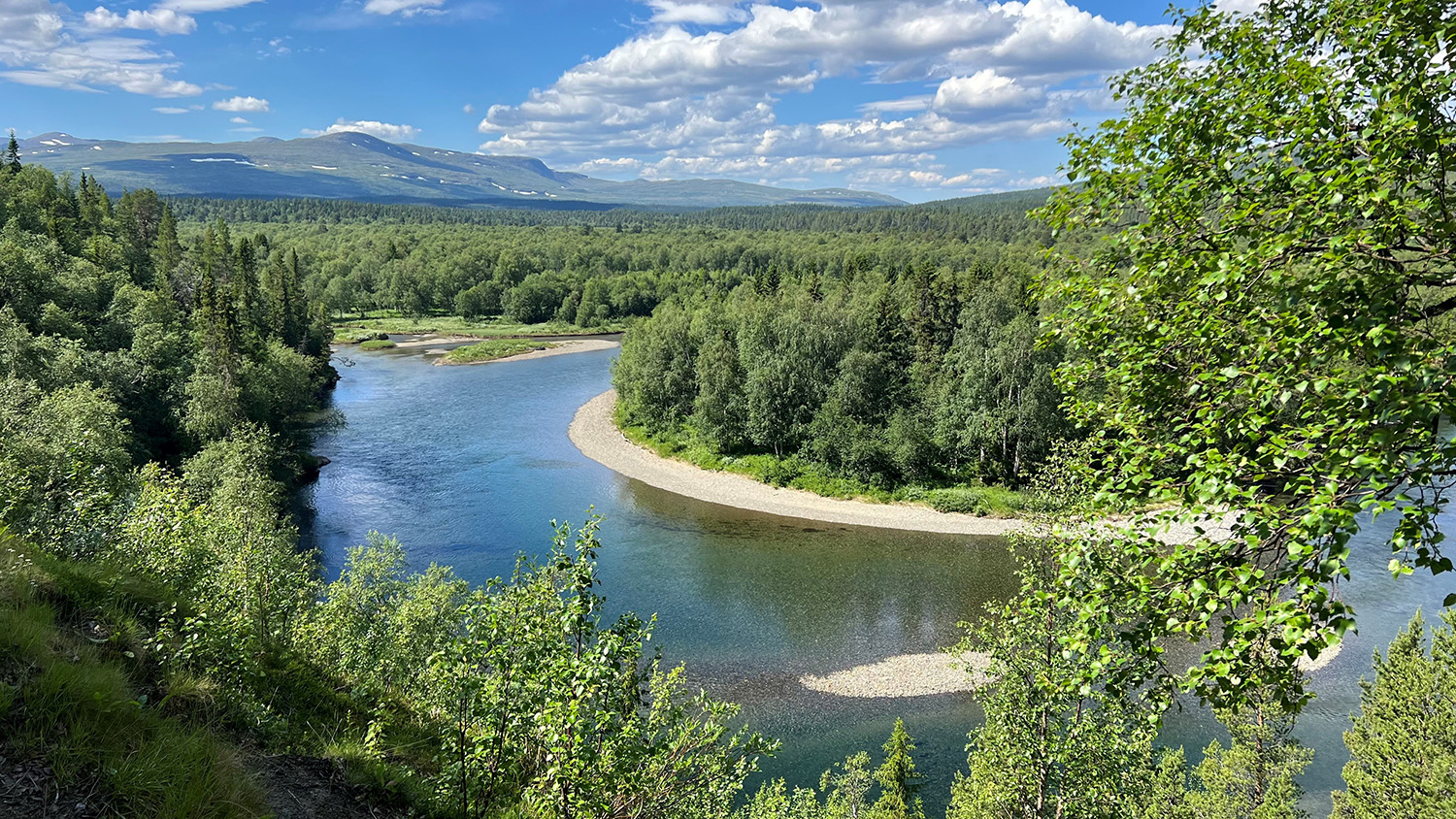 Utsikt över Vålån med fjäll i bakgrunden