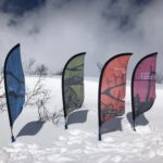 En blå, en grön, en orange och en rosa beachflagga från naturums pop-up utställning på temat Din Natur?
