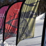 Färgglada beachflaggor vid naturums vinter-pop-up