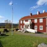 Naturum ligger i ett före detta pensionat, ett rött hus med vita knutar