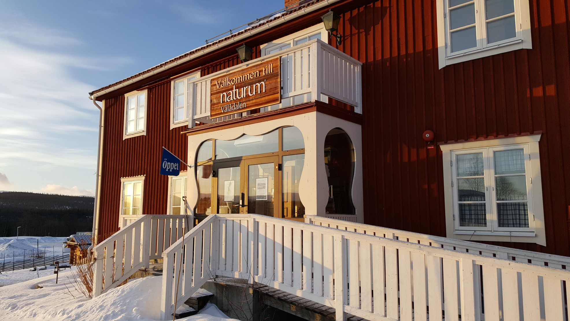 Naturums entré en vacker vinterdag med sol och blå himmel