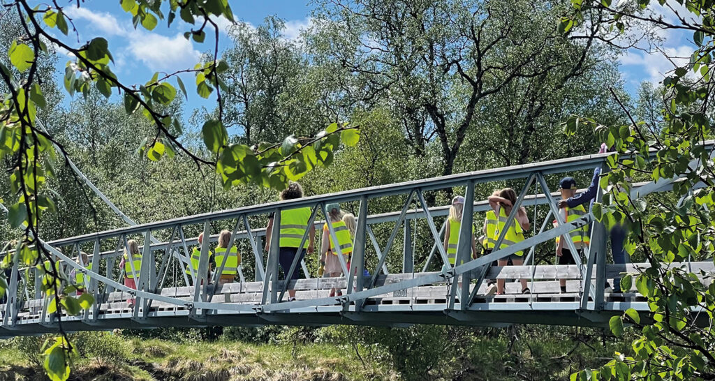 Förskolegrupp på tur över hängbron över Vålån