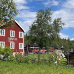 Det röda naturumhuset inbäddat i sommargrönska