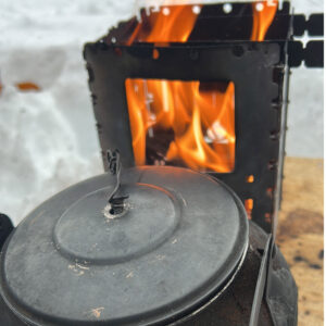 Sotig kaffepanna och eld vid naturums vinter-pop-up