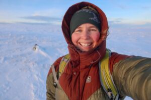 Selfie av en glad Sofie Werner i dunjacka ute i snölandskap