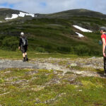 Två vandrare på en led på Ottfjället